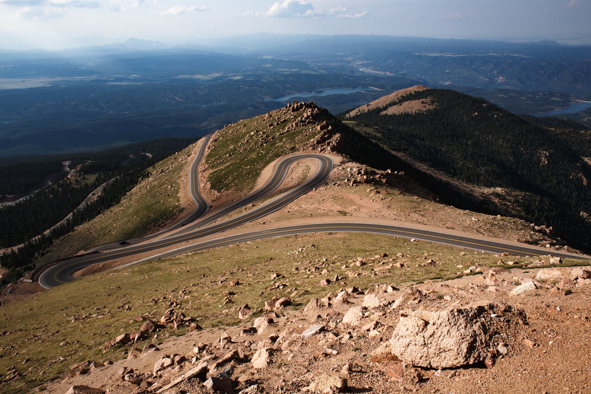 The winding road traveling up to Pikes Peak.