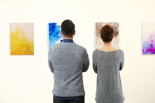 modern-art-gallery-young-couple