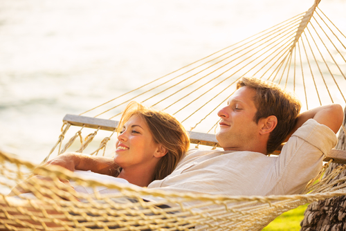 couple-on-hammock