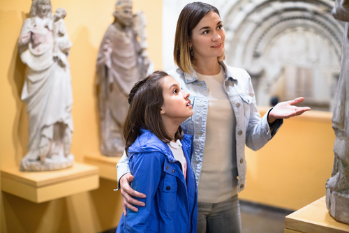 mother-and-daughter-in-museum
