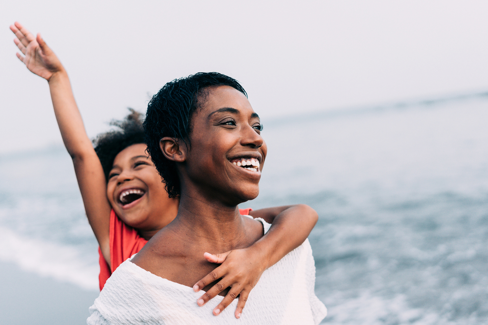 mother-and-daughter-at-the-beach