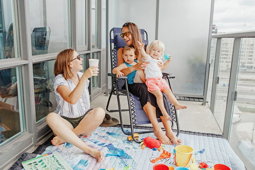 moms-with-kids-in-balcony