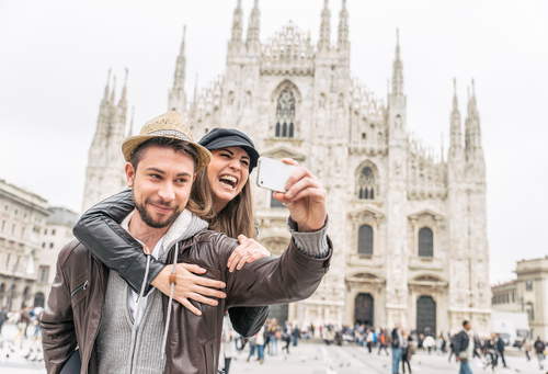 couple-taking-selfie