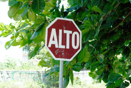 stop-sign-in-spanish