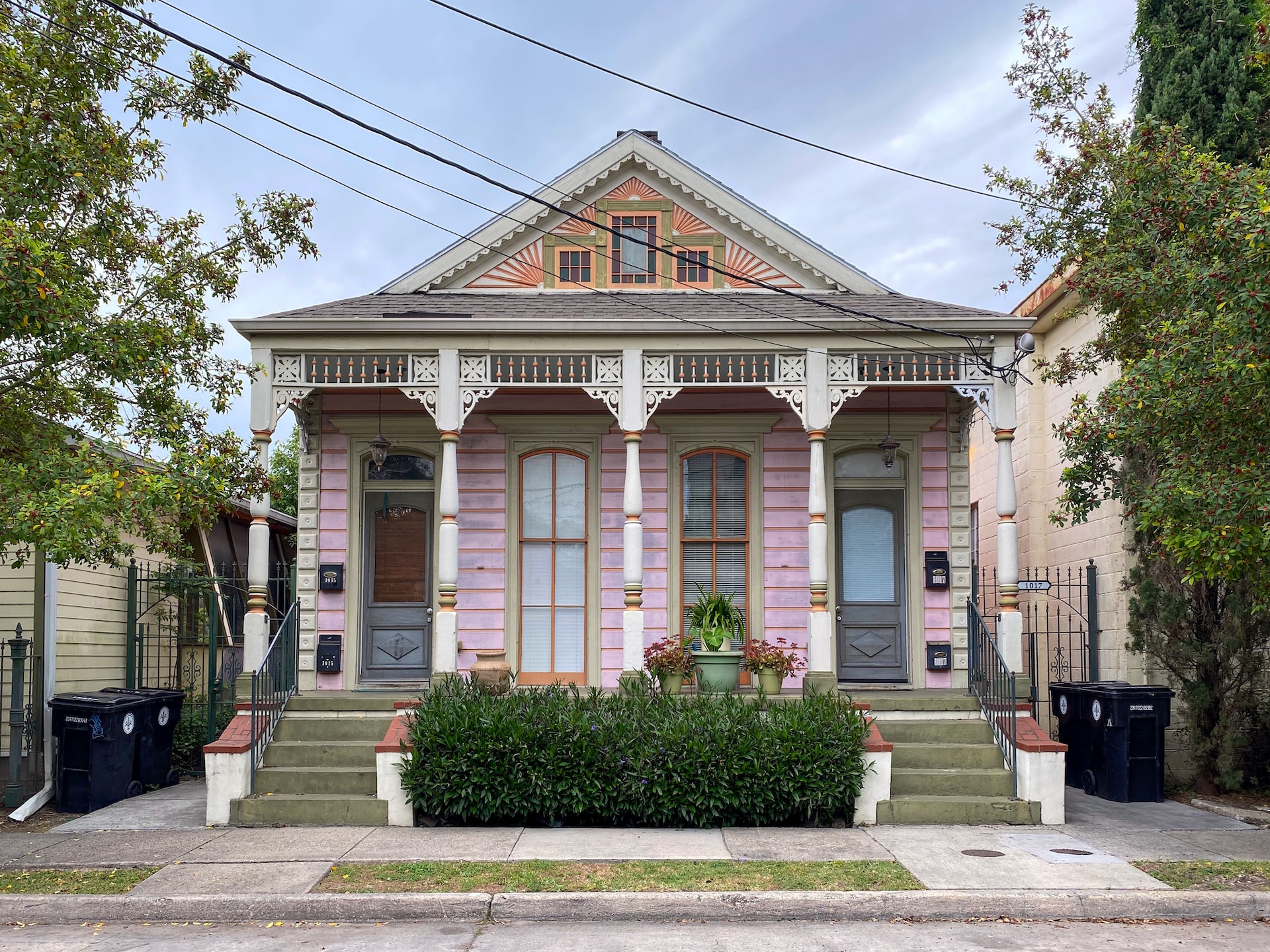 Small pink townhouse in New Orleans.