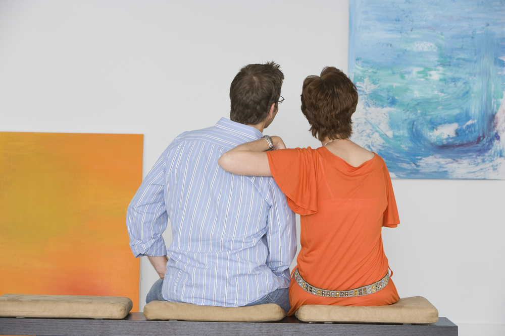couple-looking-at-art