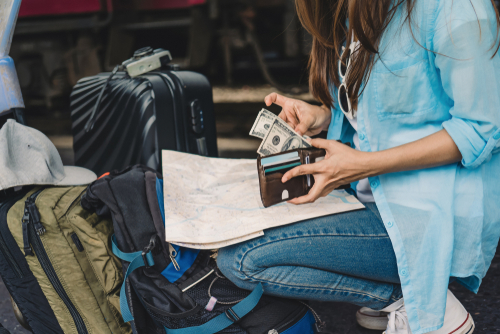 woman-traveling-with-cash