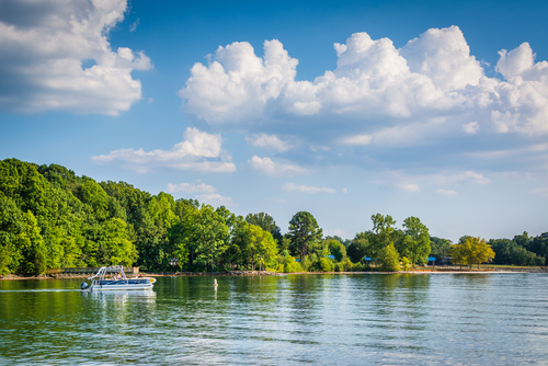 boat-on-lake-norman