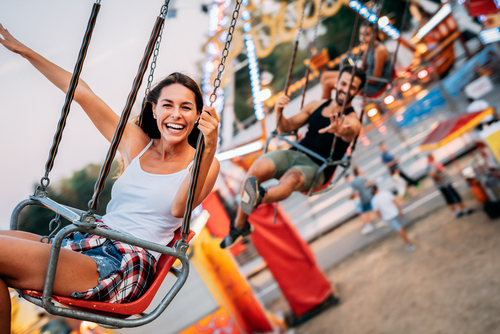 friends-at-amusement-park