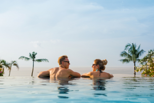 couple-smiling-in-infinity-pool