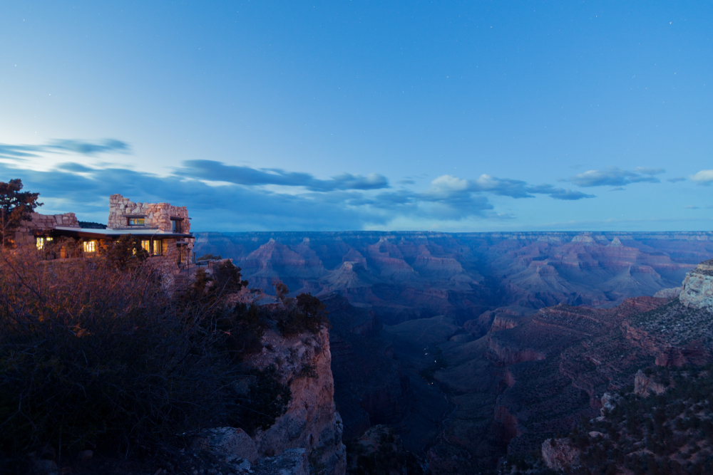 Beautiful evening landscape along the rim trail of National Park Village next to the Grand Canyon.