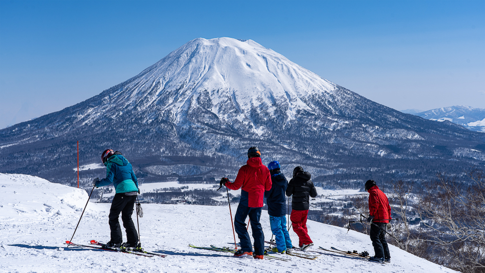 skiiers-in-niseko