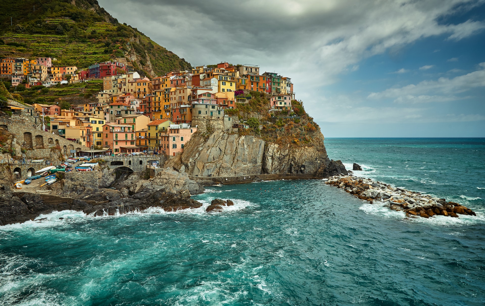 The dramatic seaside cliffs and colorful homes of Manarola, Cinqueterre.