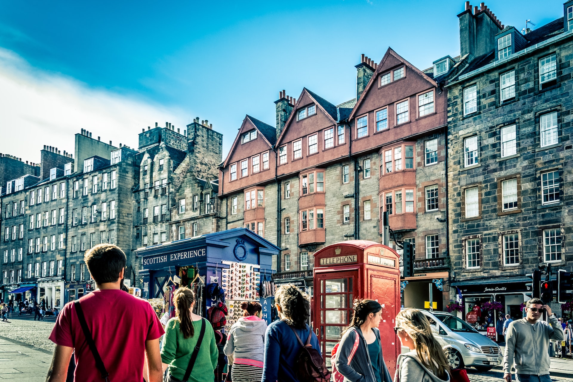 A family peruses the Royal Mile during the daytime.