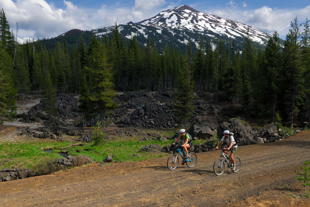 mountain-bikers-in-oregon